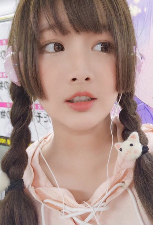 18岁女生剪哪些刘海好看 精致迷人的女生长直发