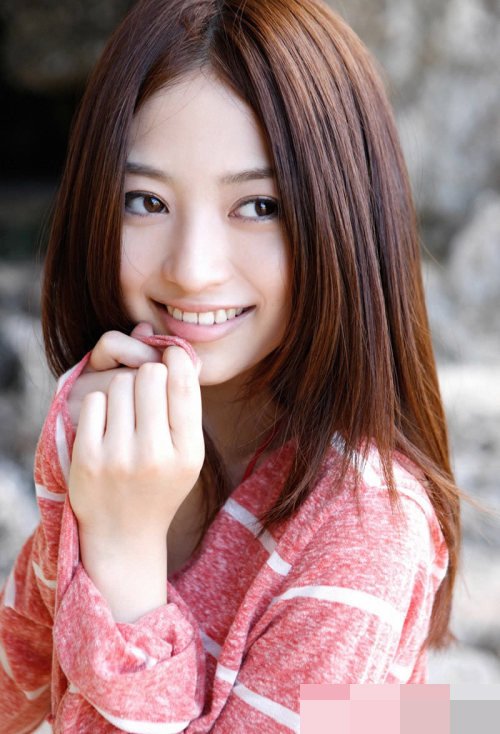 18岁女生剪哪些刘海好看 精致迷人的女生长直发