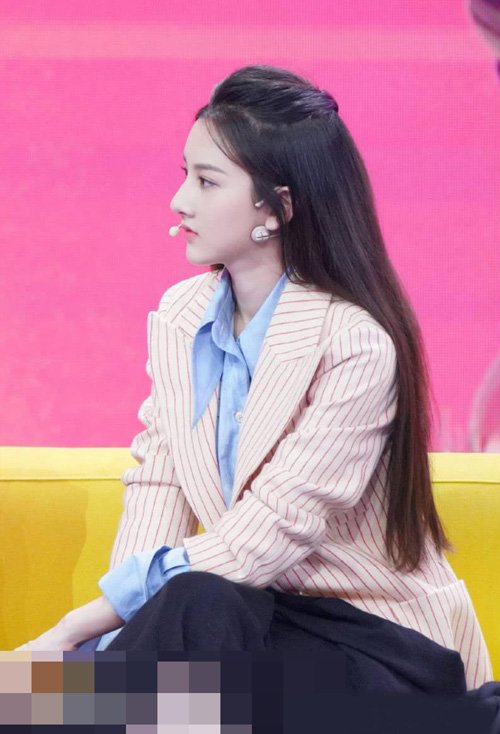 18岁女生剪哪些刘海好看 精致迷人的女生长直发