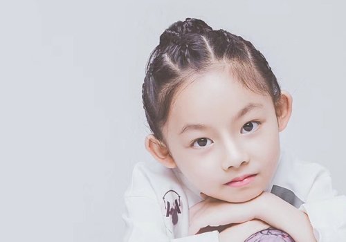 10岁女孩适合拍照的扎发 春夏给女儿扎这几款发型怎么拍都漂亮