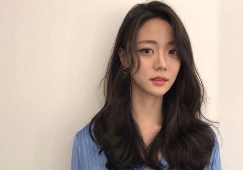 职业装造型散发是不是也能搞定 想换发型的妹纸尝试大气烫发