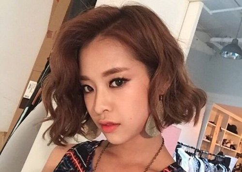 女生韩版小波浪卷短发发型 清纯的小姑娘烫着好看四十岁行吗？