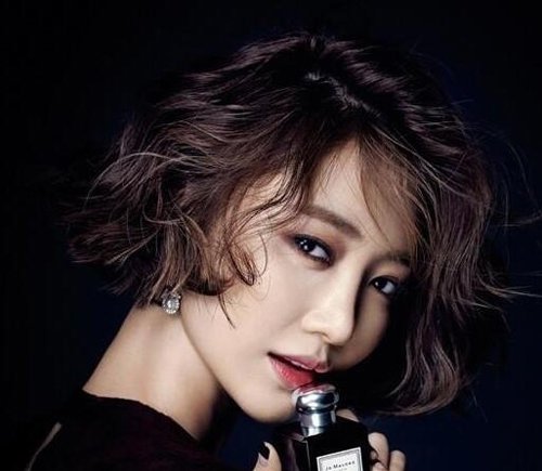女生韩版小波浪卷短发发型 清纯的小姑娘烫着好看四十岁行吗？
