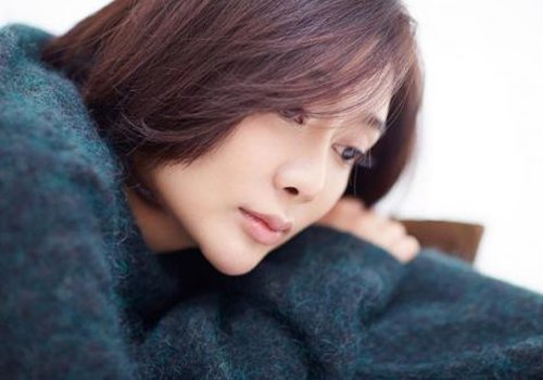 50岁发型怎么做显年轻 70后女士减龄发型选短发还是能拯救一下的