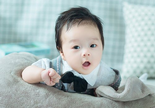小儿理发也要看脸型 1岁男宝宝可爱百变超短发设计 妈妈：真帅