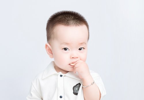 小儿理发也要看脸型 1岁男宝宝可爱百变超短发设计 妈妈：真帅