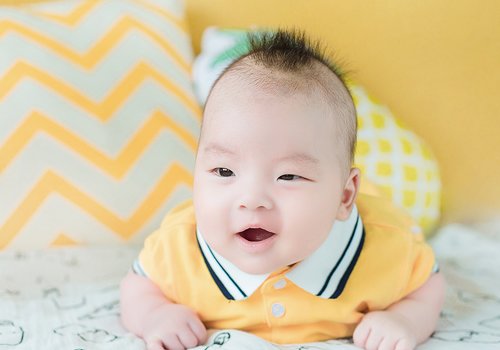 小儿理发也要看脸型 1岁男宝宝可爱百变超短发设计 妈妈：真帅